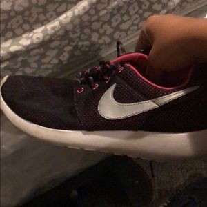 black and pink Roshe Runas
